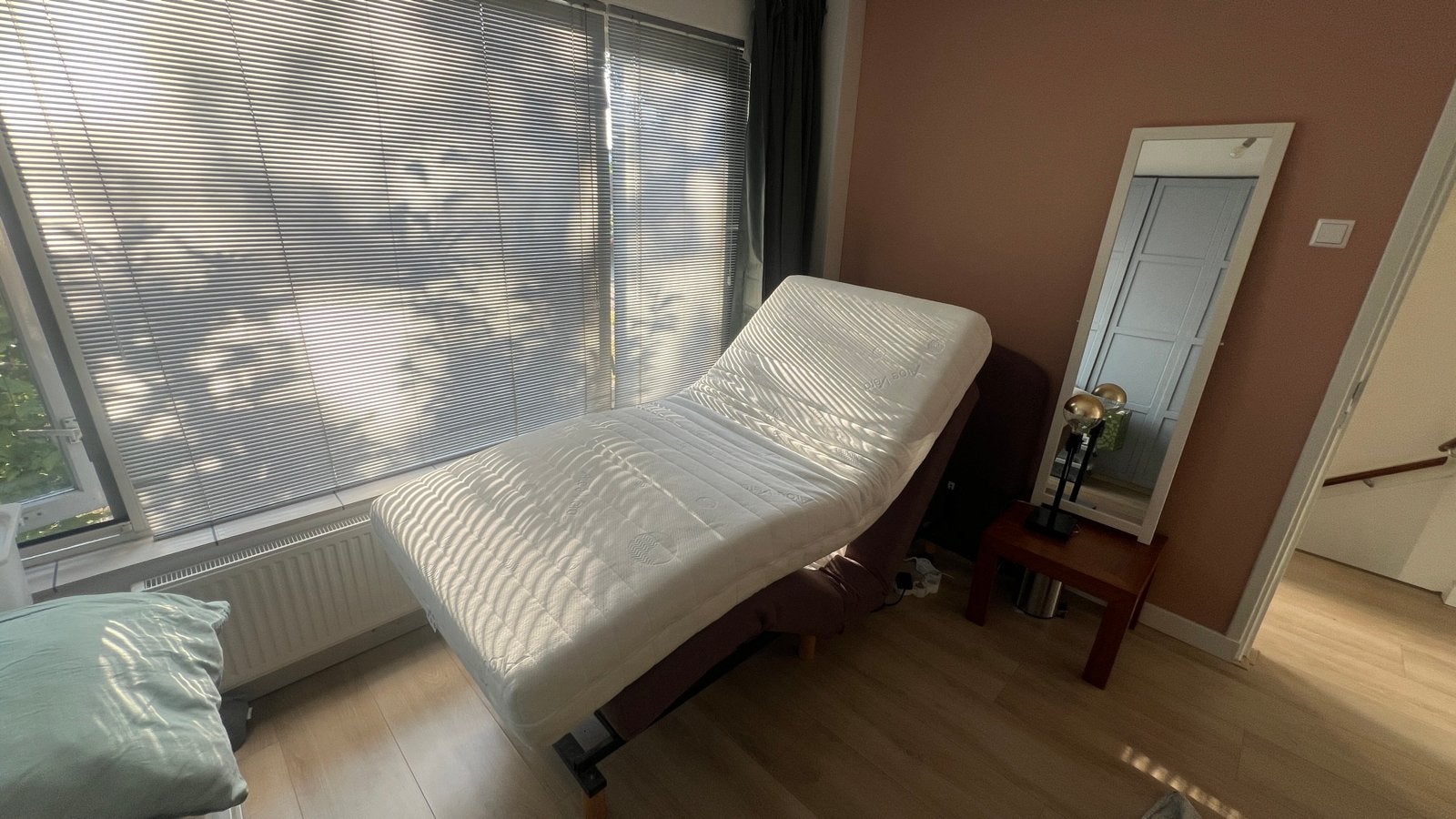 Elektrisch verstelbaar eenpersoonsbed met matras, Huis en Inrichting, Slaapkamer | Bedden, Ophalen, Verstelbaar, 90 cm, Eenpersoons