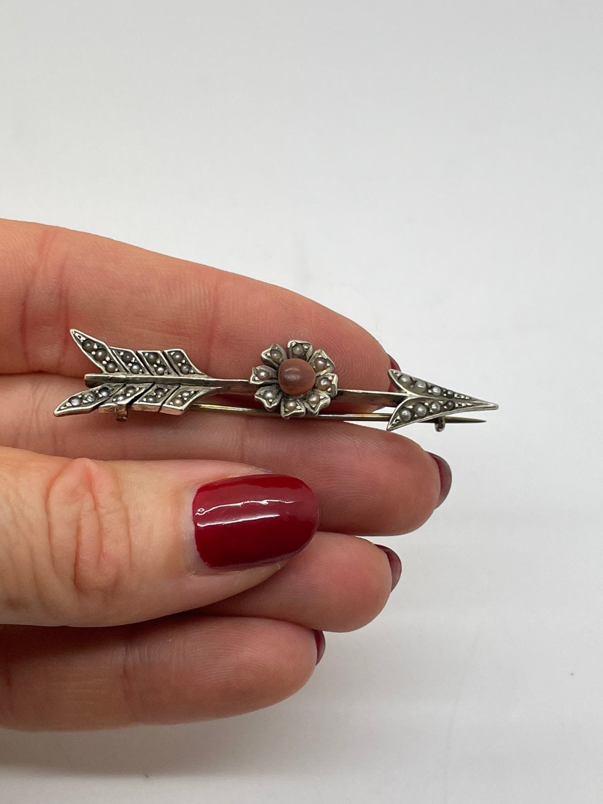 G354 Prachtige zilveren pijl broche bloedkoraal markasiet, Ophalen of Verzenden, Zilver, Broche, Met edelsteen