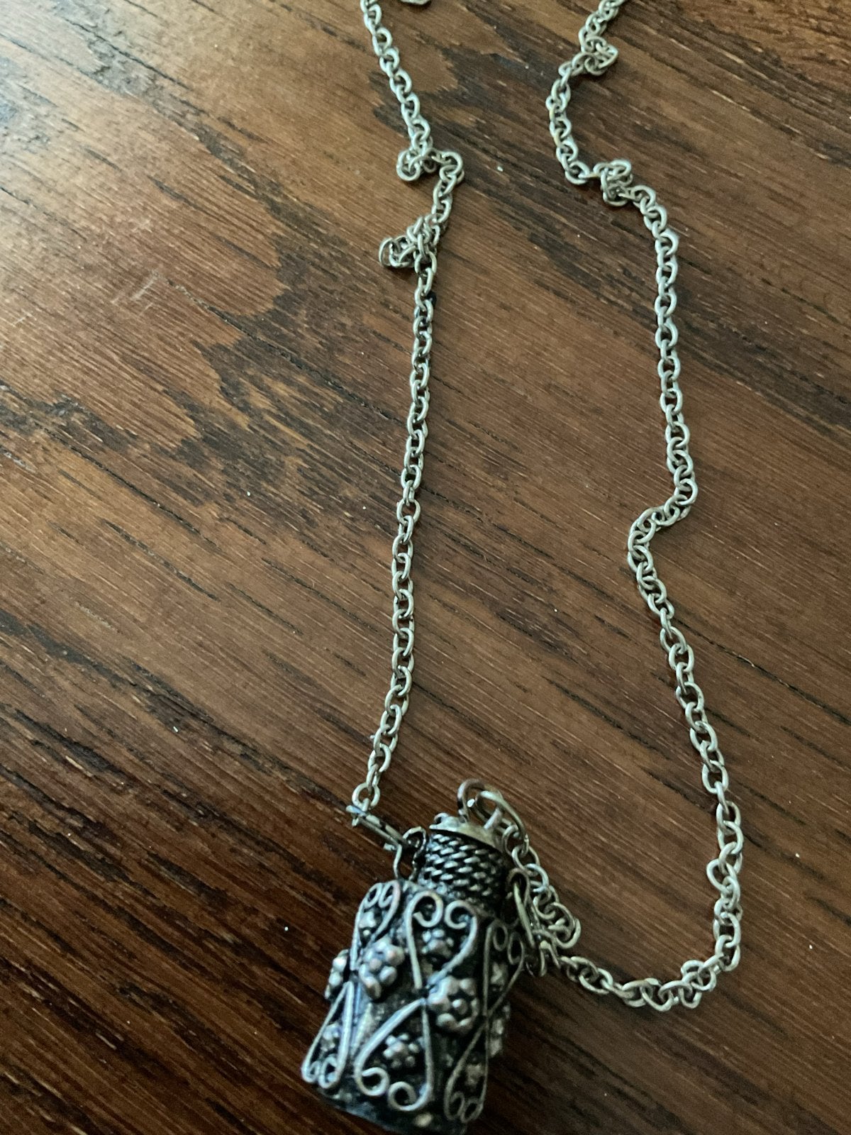 Vintage Zilverkleurige Ketting met Flesje Hanger, Sieraden, Tassen en Uiterlijk, Kettingen, Gebruikt, Ophalen of Verzenden, Zilver