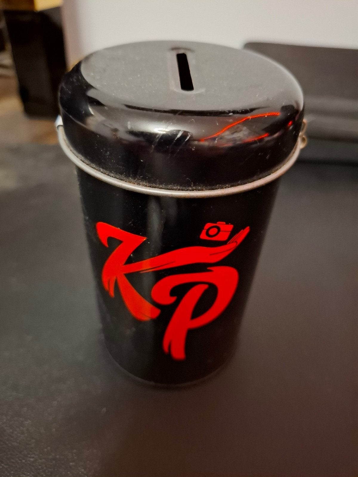 Knolpower spaarpot van Enzoknol - Zwart met rood logo, Ophalen of Verzenden, Gebruikt, Metaal of Blik, Overige thema's