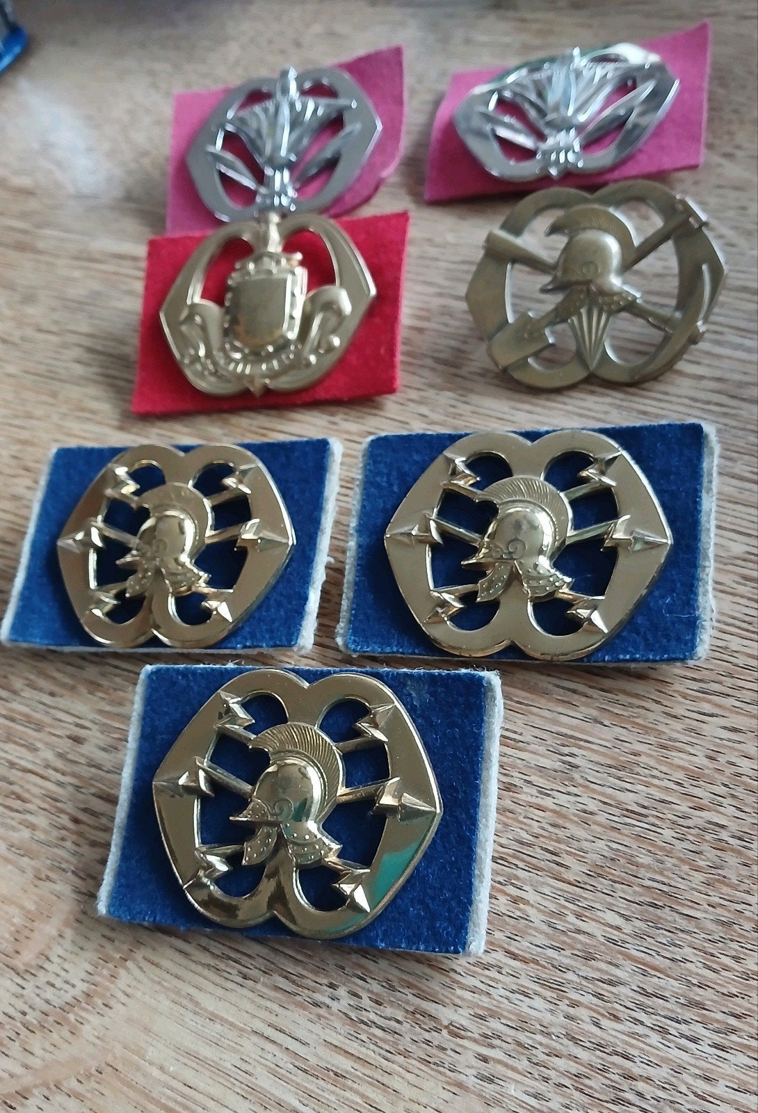 Verschillende baret emblemen Koninklijke Landmacht, Ophalen of Verzenden, Landmacht, Nederland, Embleem of Badge