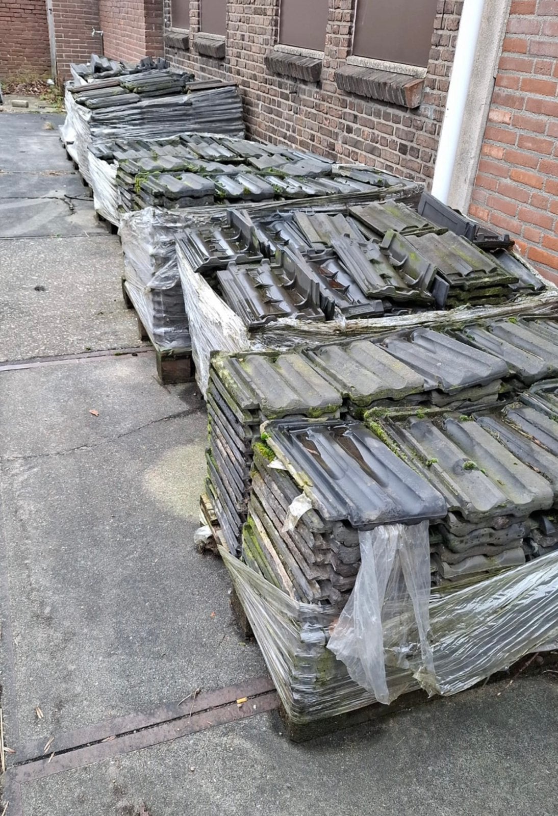 grote partij  ( 12 pallets) grijs zwarte  Teeuwen dakpannen, Ophalen, Gebruikt, Steen of Klei, 15 m² of meer