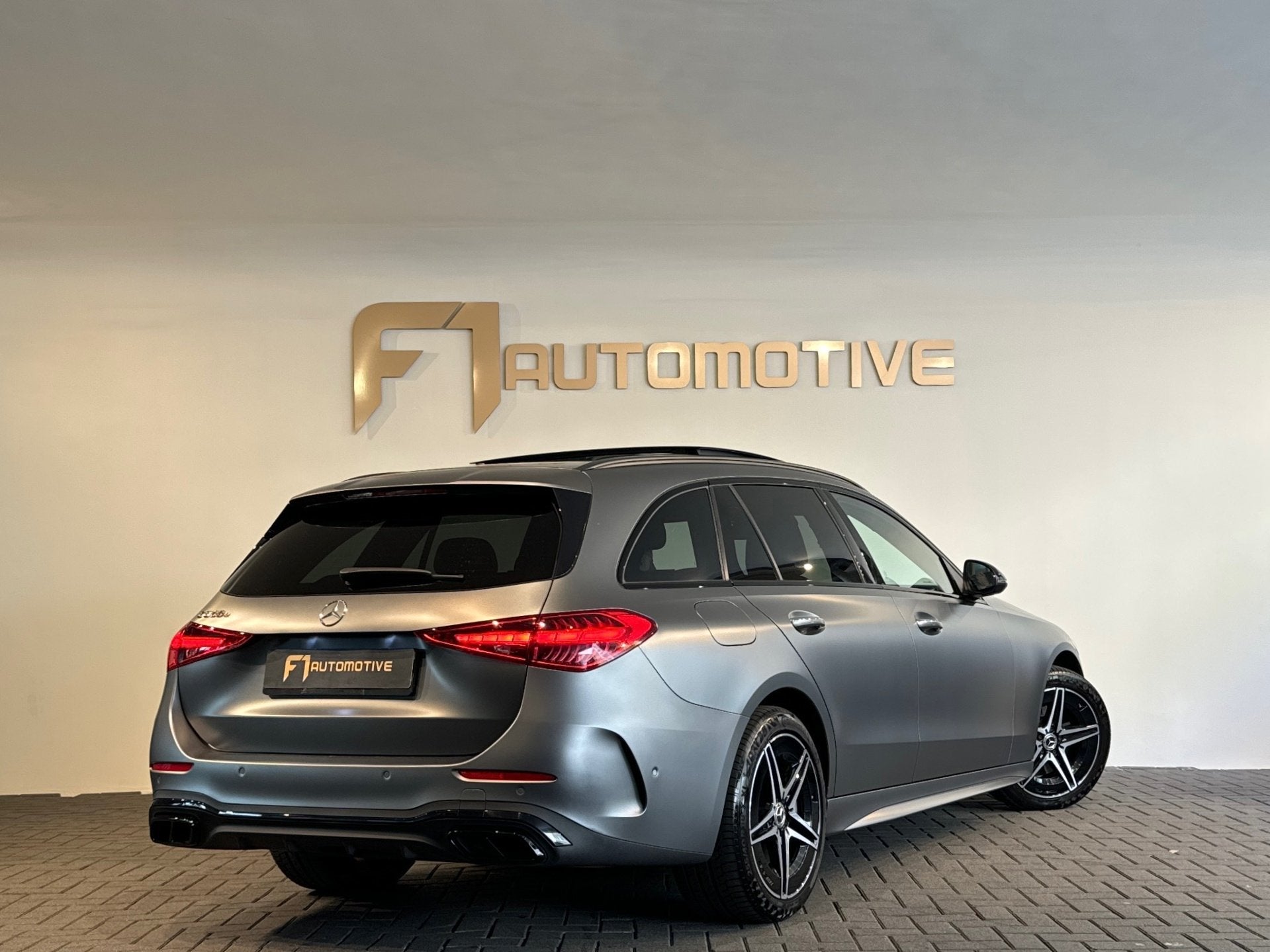 Mercedes-Benz C-klasse Estate 300 e AMG Pano|HuD|BTW|Trekhaa, Automaat, Dealer onderhouden, Achterwielaandrijving, 4 cilinders