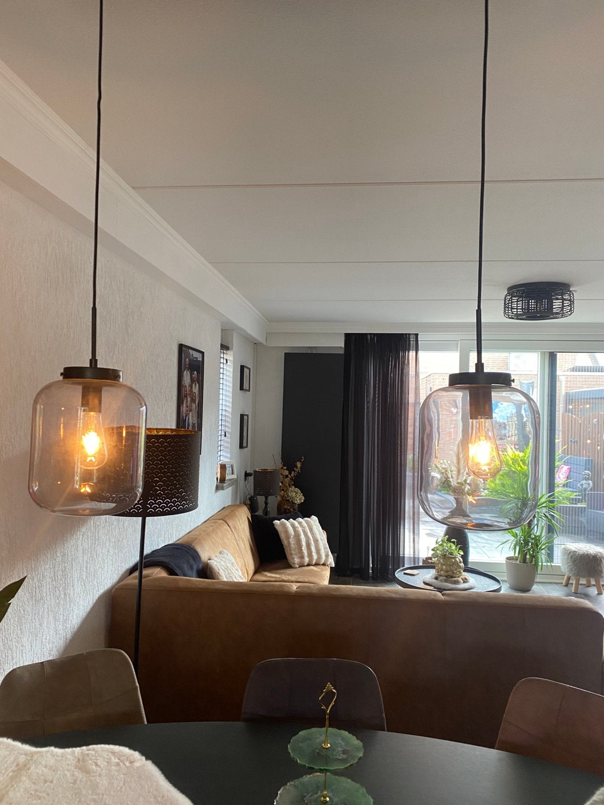 Hanglamp met twee glazen bollen rookglas, Ophalen, Zo goed als nieuw