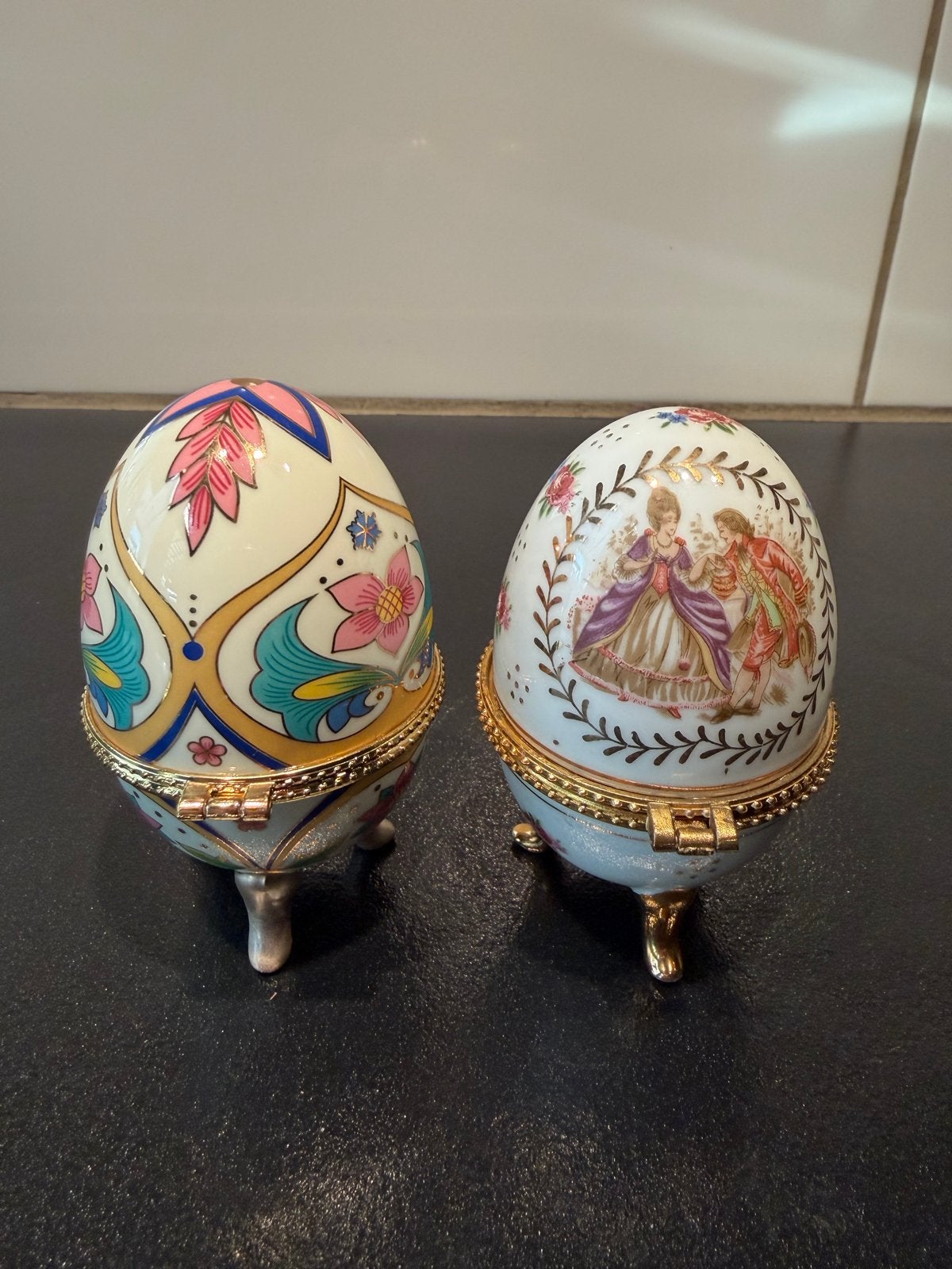 Decoratieve porseleinen eieren op voetjes - Set van 2, Ophalen of Verzenden