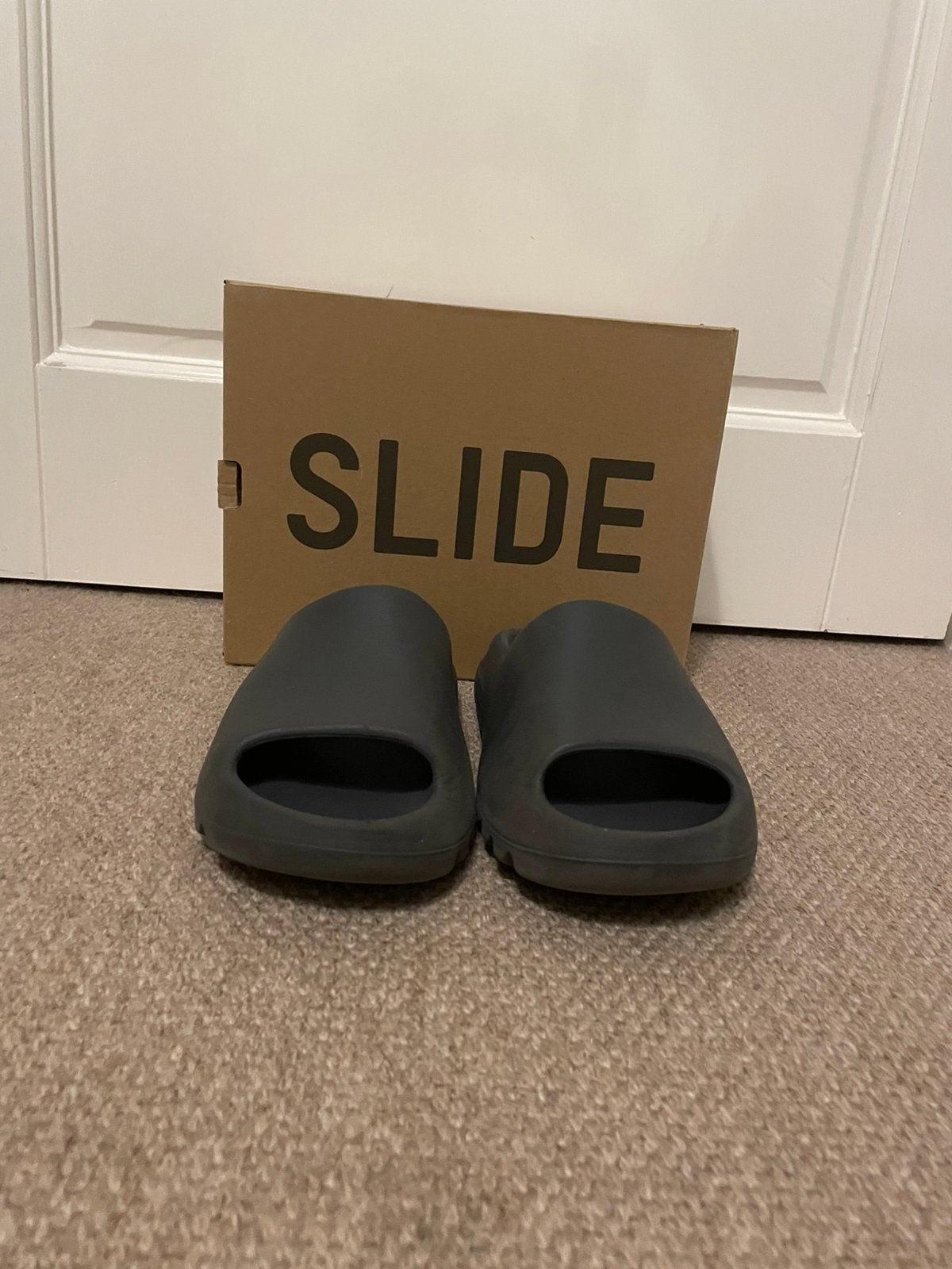 Yeezy slides, Slofjes, Jongetje of Meisje, Ophalen of Verzenden, Zo goed als nieuw