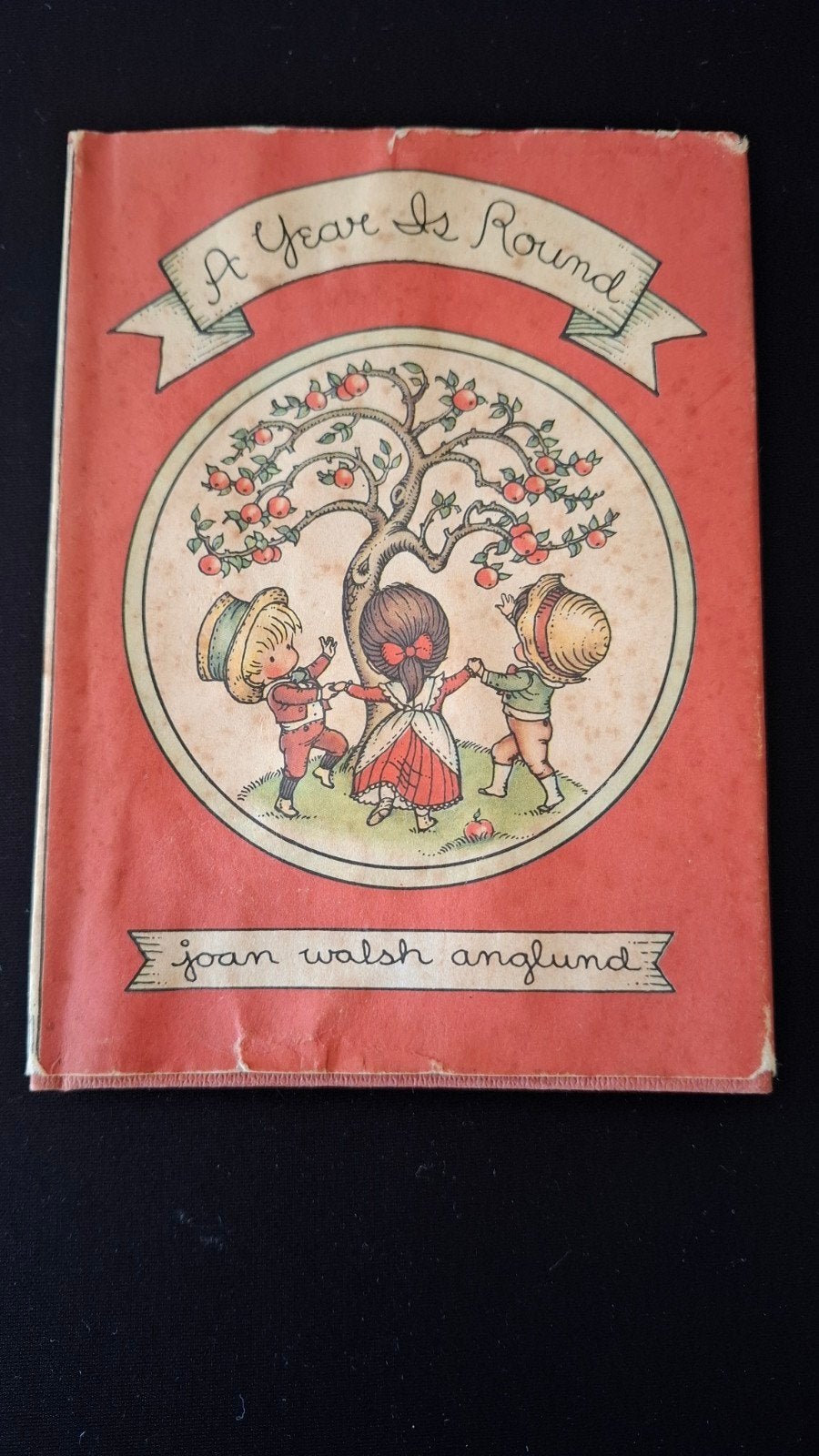 Boekje: A Year Is Round - Joan Walsh Anglund (1967), Ophalen of Verzenden, Gelezen, Joan Walsh Anglund, Fictie algemeen