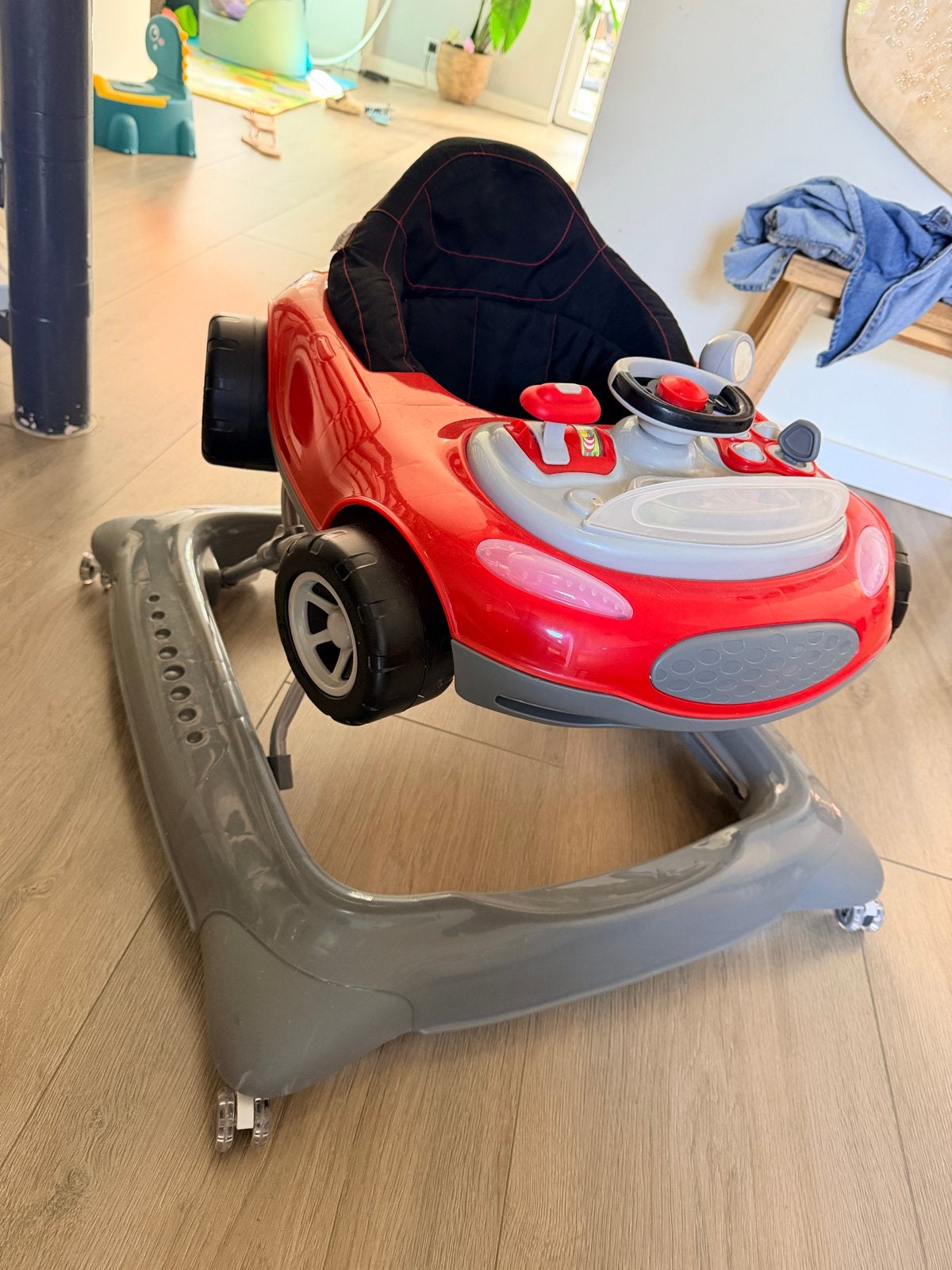 Loopstoel in de vorm van een rode auto, Ophalen of Verzenden, Zo goed als nieuw, Auto, Met geluid