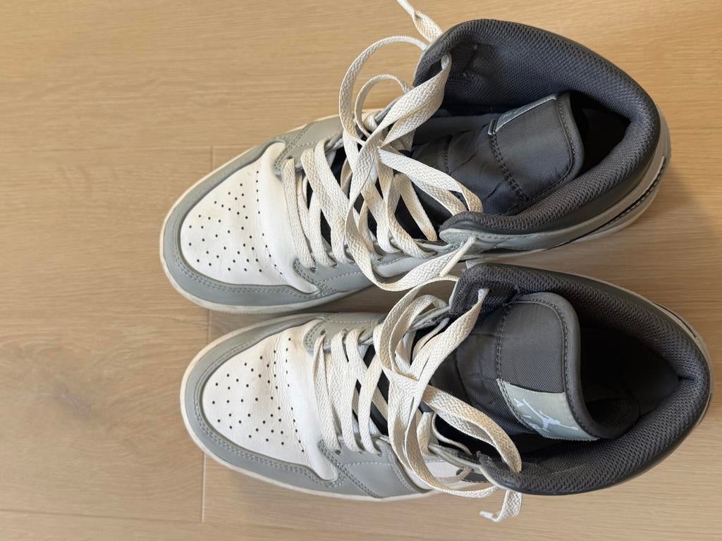 Nike Air Jordan 1 Mid Light Smoke Grey, Kleding | Dames, Schoenen, Zo goed als nieuw, Sneakers of Gympen, Grijs, Ophalen of Verzenden