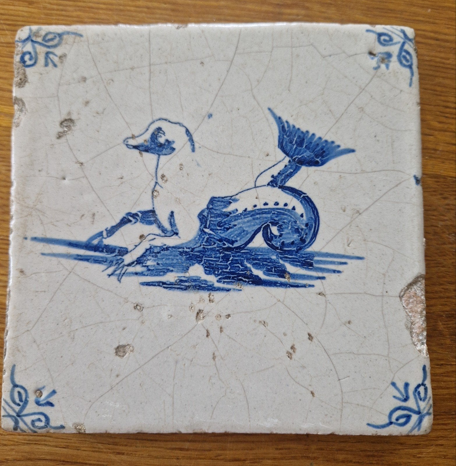 Antieke Delftse blauwe tegel met fabeldier zeehond 17e eeuw, Antiek en Kunst, Antiek | Wandborden en Tegels, Ophalen of Verzenden