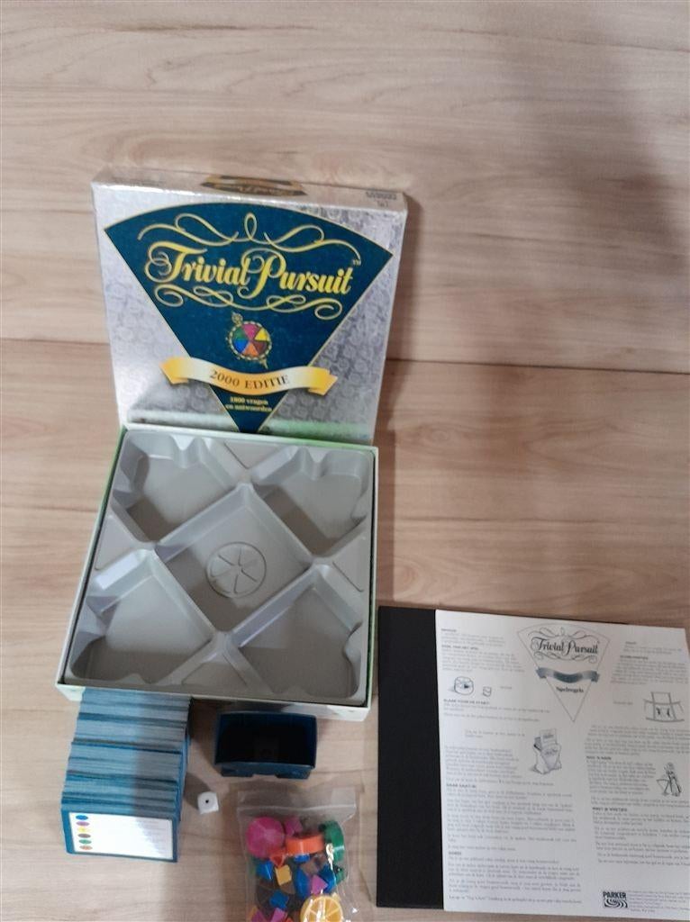 Trivial Pursuit 2000 editie - s1518, Hobby en Vrije tijd, Gezelschapsspellen | Bordspellen, Verzenden, Zo goed als nieuw