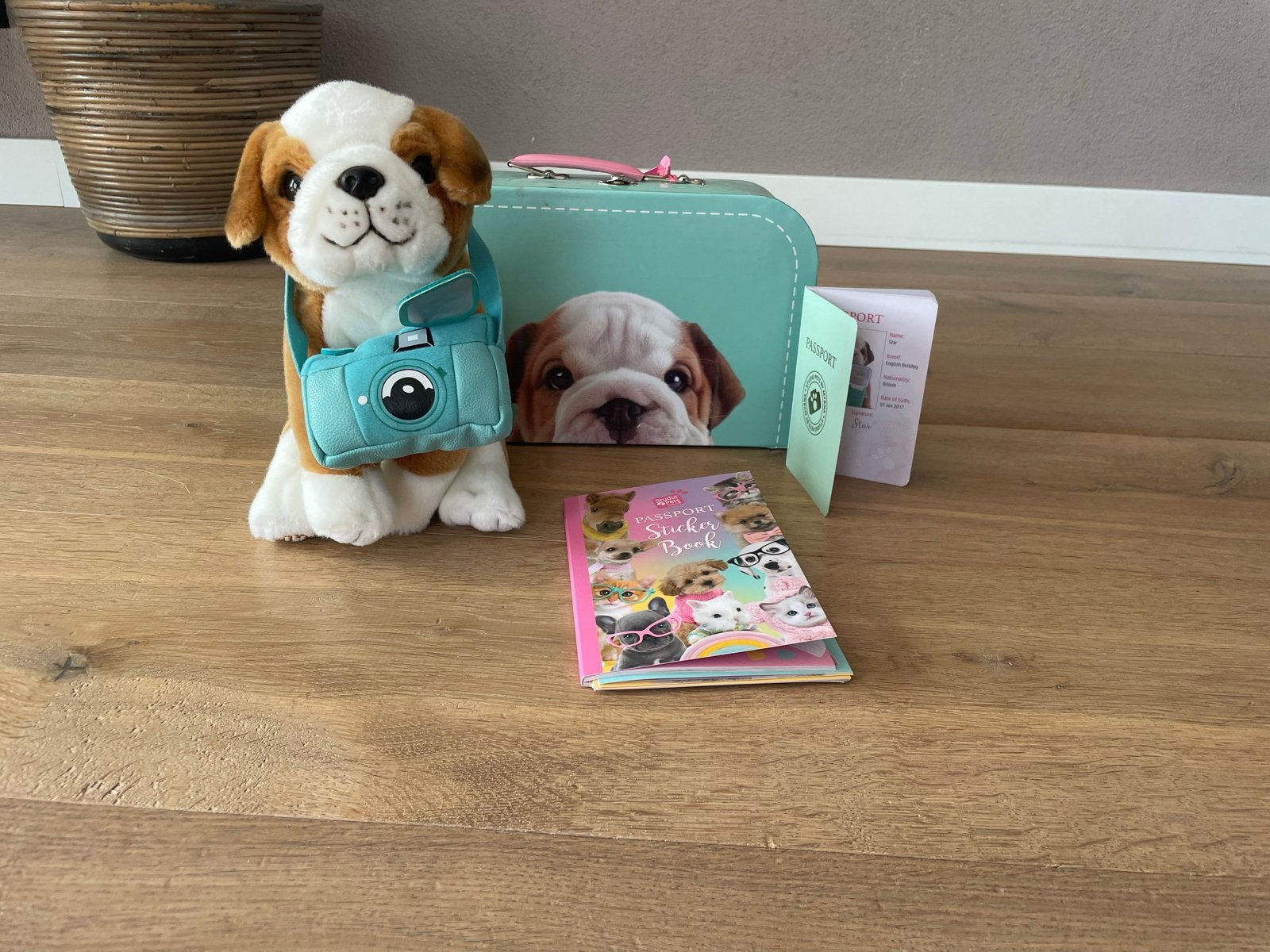 Nieuwe Studio Pets Bulldog knuffel met koffer en paspoort, Ophalen, Overige merken, Overige karakters, Nieuw