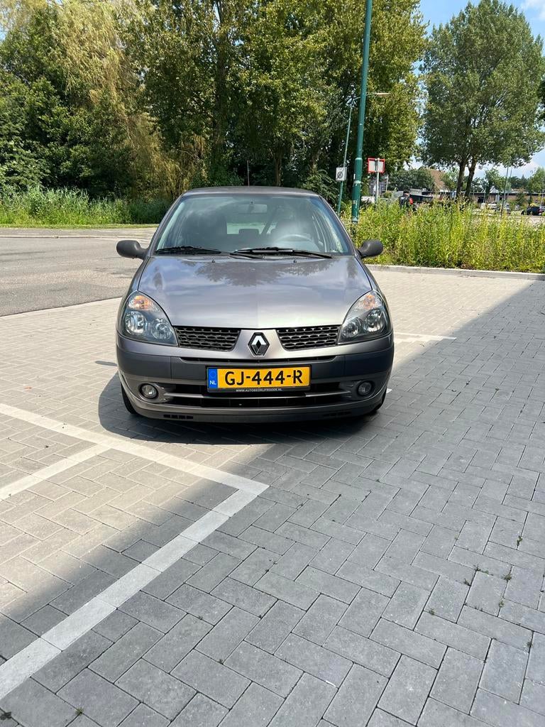 Renault Clio 1.2 5DR 2005 2003 Grijs, Auto's, Voorwielaandrijving, 31 €/maand, 4 cilinders, 58 pk