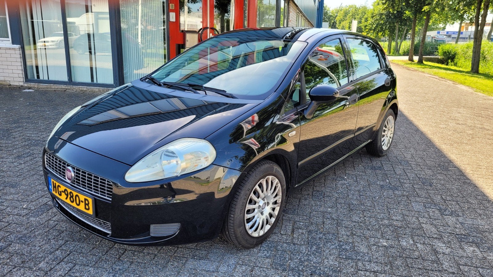 Fiat Punto 1.4 5DR 2008 Zwart met nieuwe apk en airco, Voorwielaandrijving, Euro 5, Stof, 40 €/maand