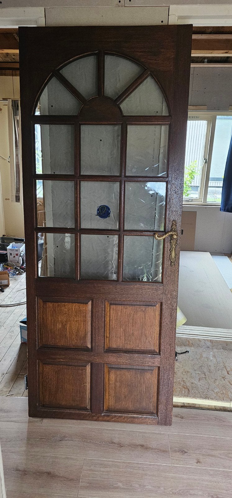 Prachtige hardhouten deur met glas en sierbeslag in Nunspeet, Doe-het-zelf en Verbouw, Deuren en Horren, Ophalen, Gebruikt, Binnendeur