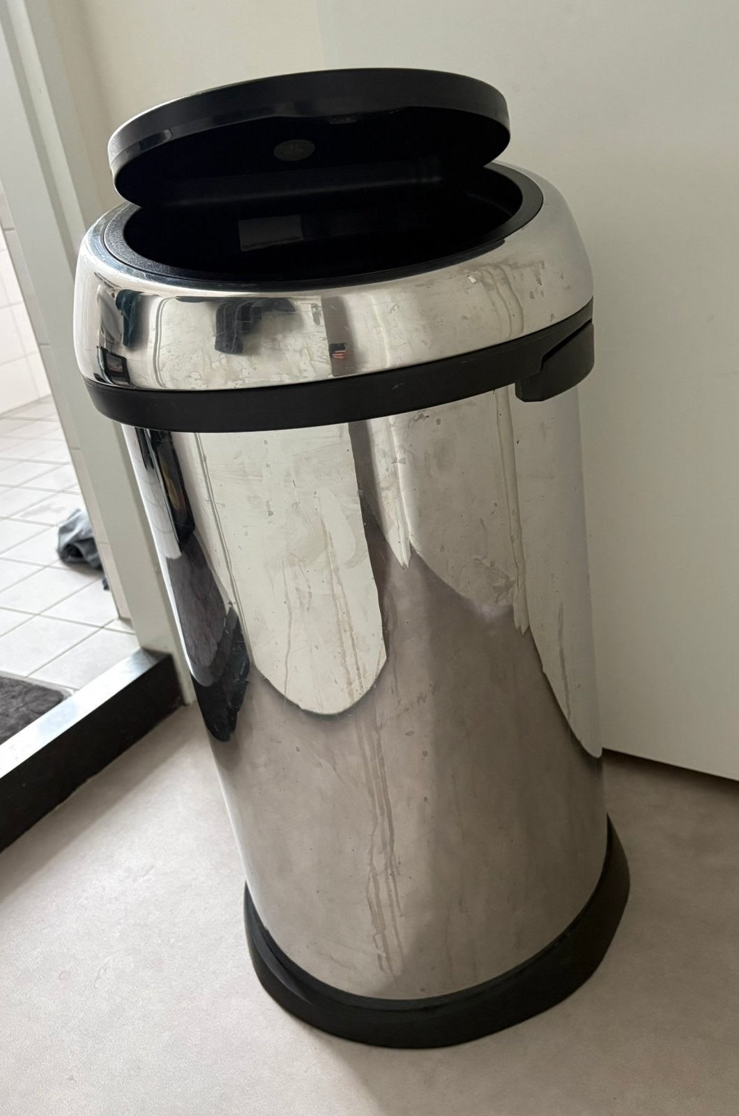 Brabantia touch bin 60 liter met (defecte deksel), Huis en Inrichting, Woonaccessoires | Prullenbakken, Ophalen, Gebruikt, 50 tot 75 cm
