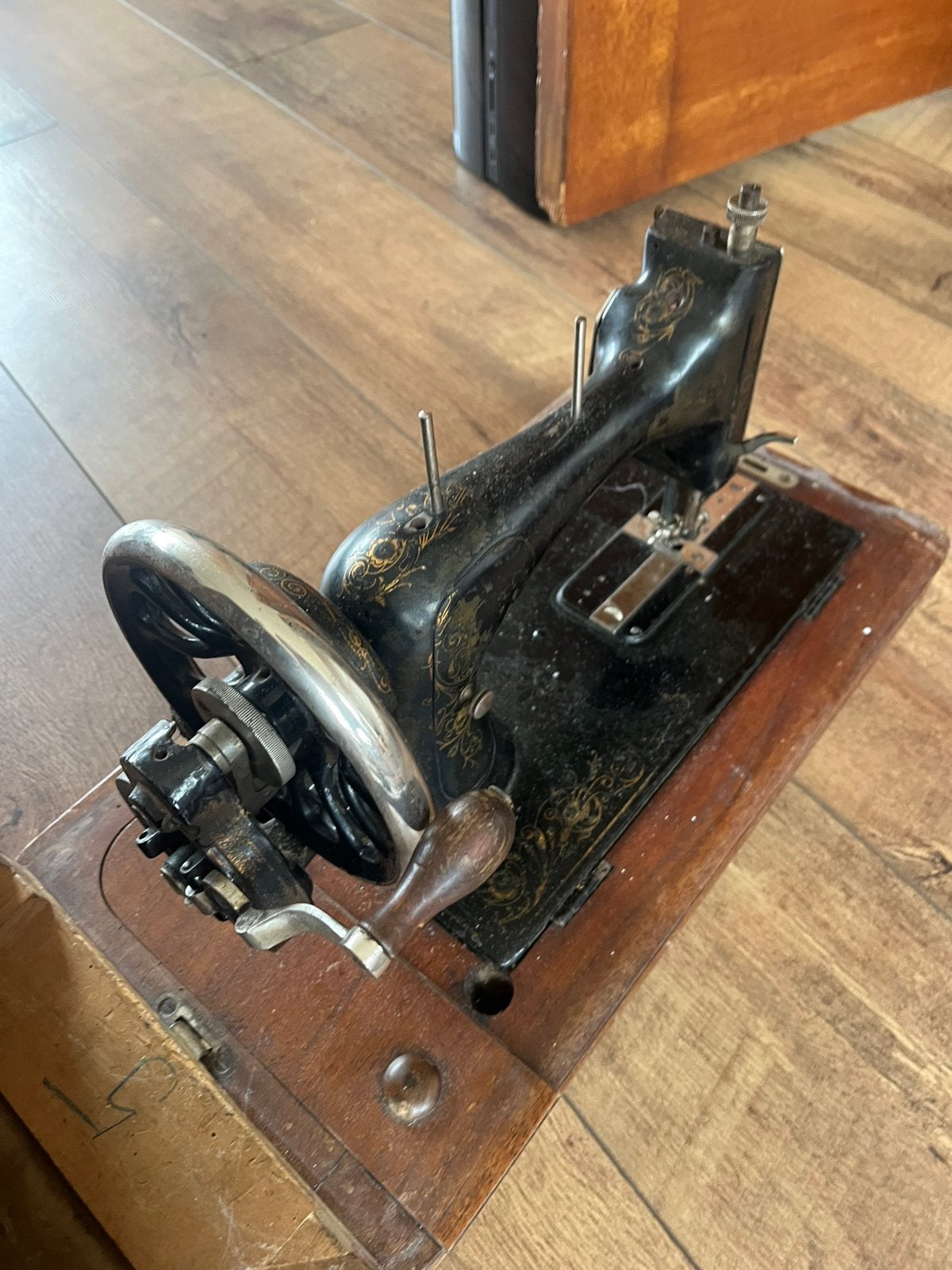 Antieke naaimachine, Ophalen