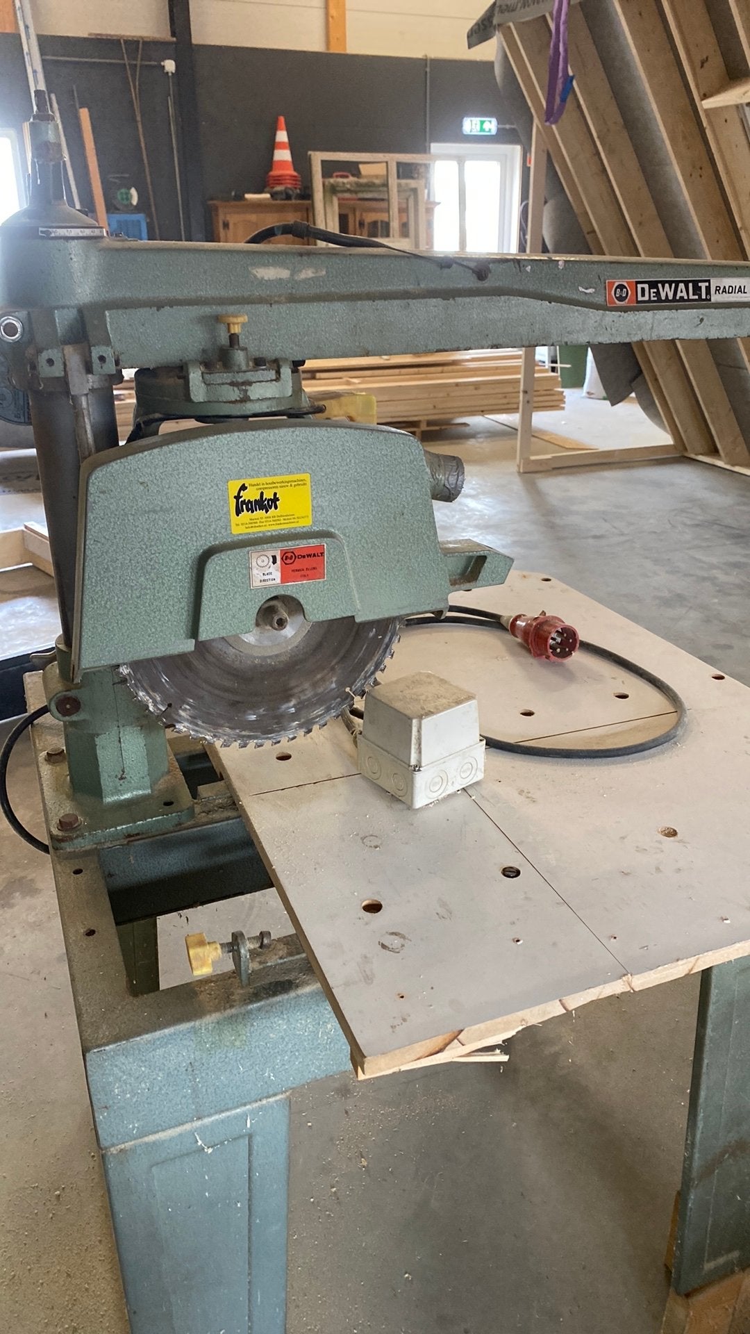 De walt radial zaag met lange zaagarm 750 mm, Doe-het-zelf en Verbouw, Gereedschap | Zaagmachines, Ophalen, Gebruikt, 70 mm of meer