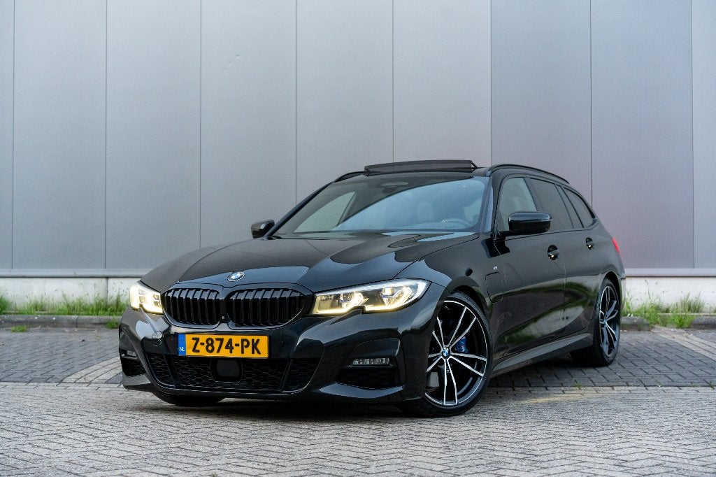 BMW 330e Touring M- pakket/Laser/Pano/HUD/360/ACC/19, Auto's, Automaat, Achterwielaandrijving, Zwart, 4 cilinders