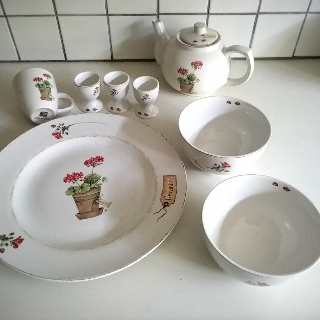 Jet geranium : taartschaal/ pizzabord ,eierdopjes, mok, enz, Huis en Inrichting, Keuken | Servies, Overige typen, Ophalen of Verzenden