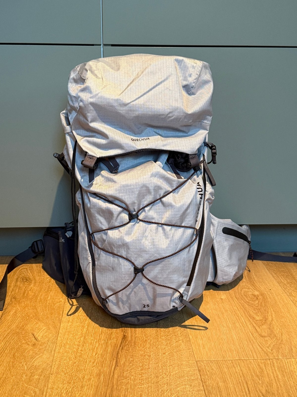 Quechua MH900 25L wandel backpack - Z.g.a.n. met regenhoes, Ophalen of Verzenden, Zo goed als nieuw, Rugzak