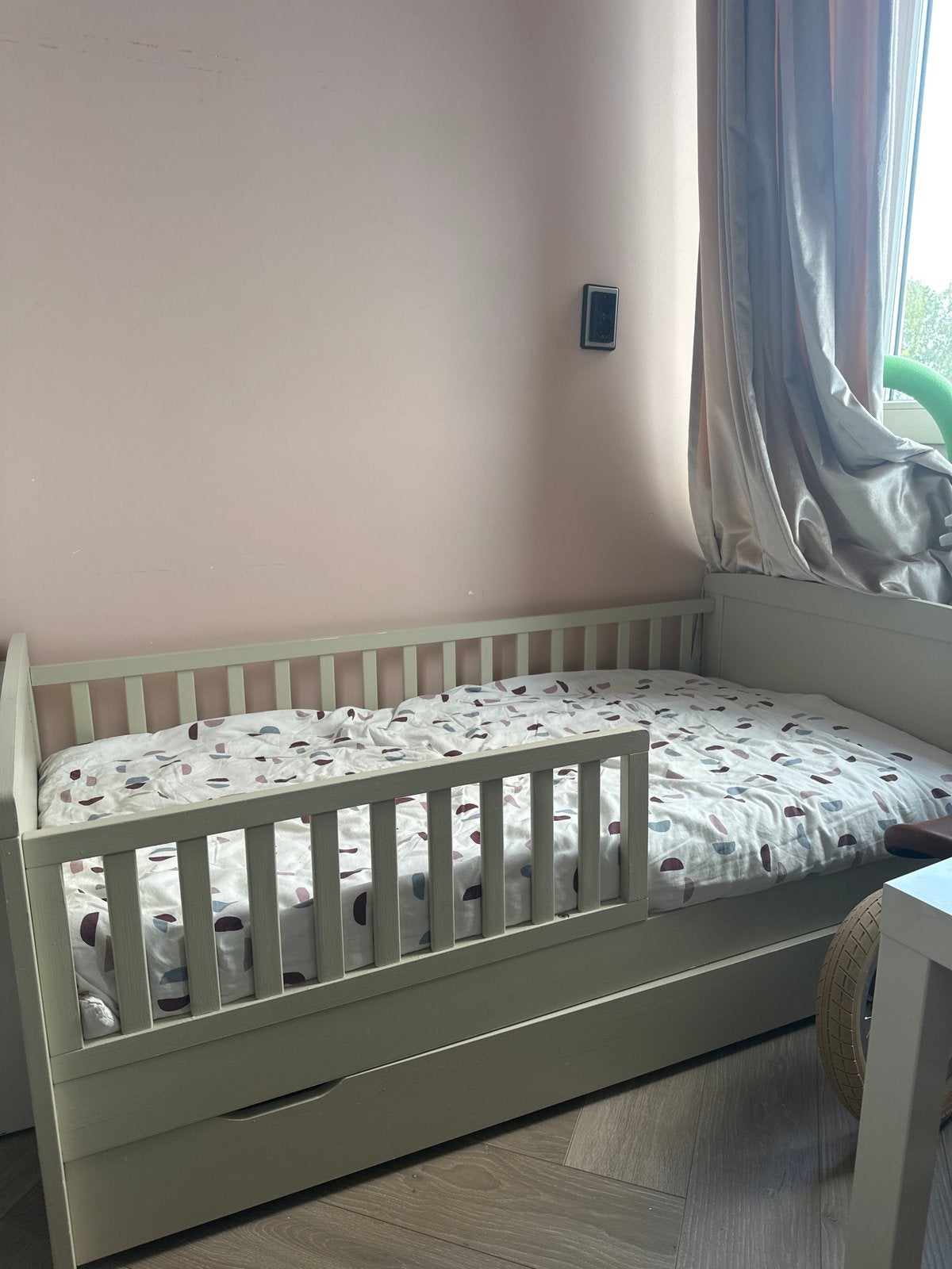 Petit Amelie Plume peuterbed met lade 140x70, incl. matras, Ophalen, 70 tot 85 cm, Zo goed als nieuw, Lattenbodem
