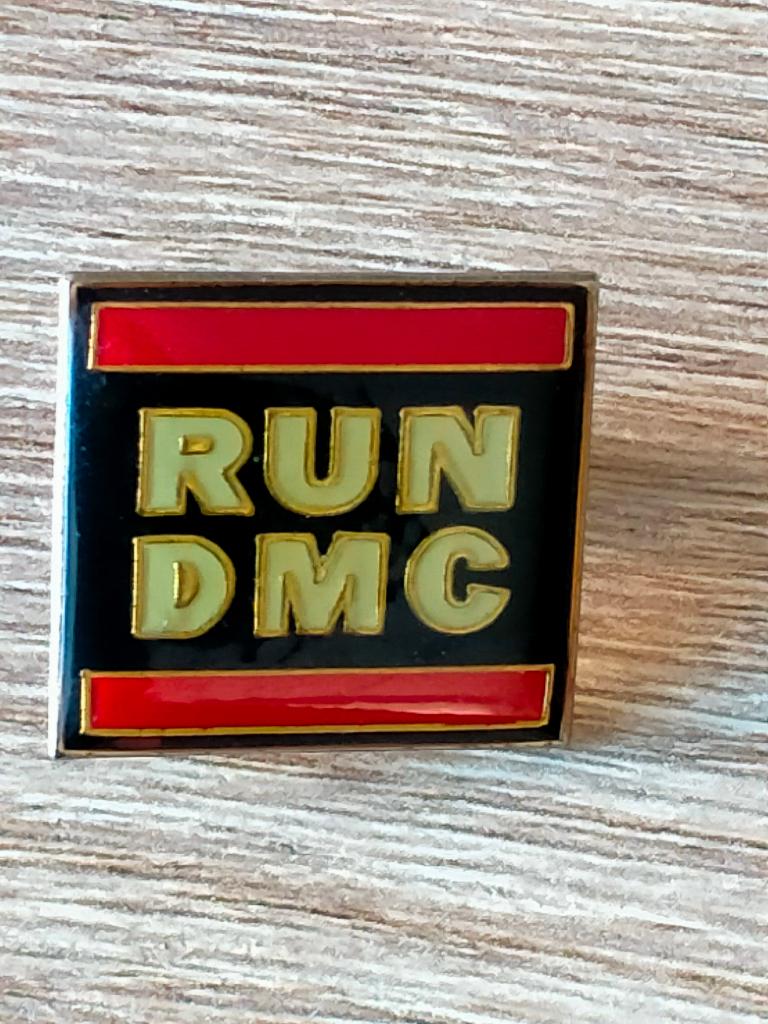 Run DMC hiphop vintage kleding pin muziek rare, Verzamelen, Muziek, Artiesten en Beroemdheden, Gebruikt, Kleding, Ophalen of Verzenden