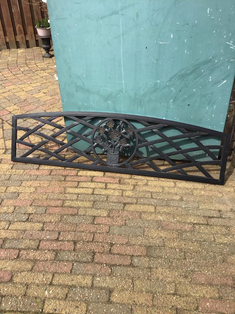 Decoratief metalen hekwerk met rozenmotief, Ophalen, Gebruikt
