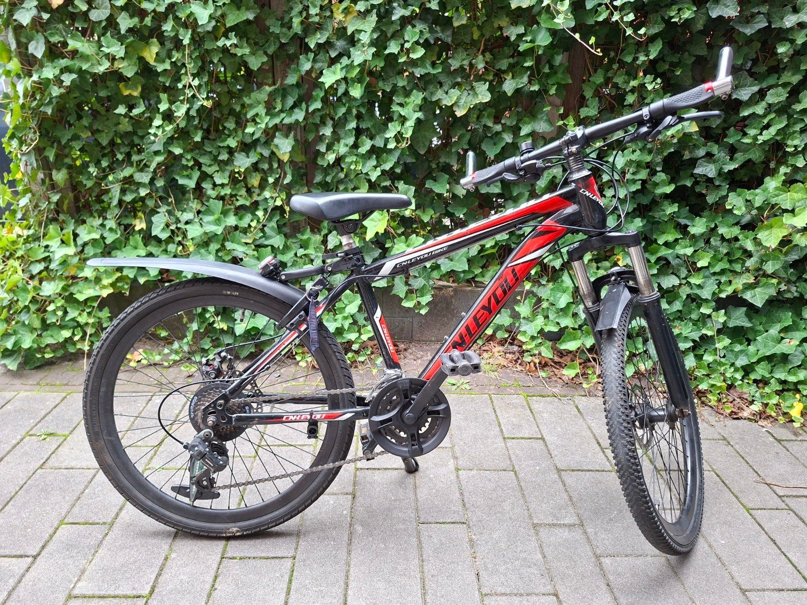 Mountainbike 24 inch - Zwart/Rood - Shimano Versnellingen, Gebruikt, Hardtail, Heren, Schijfrem