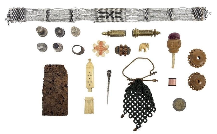 932. Lot naaigerei - vingerhoedjes, choker, 19e/20e eeuw, Ophalen of Verzenden