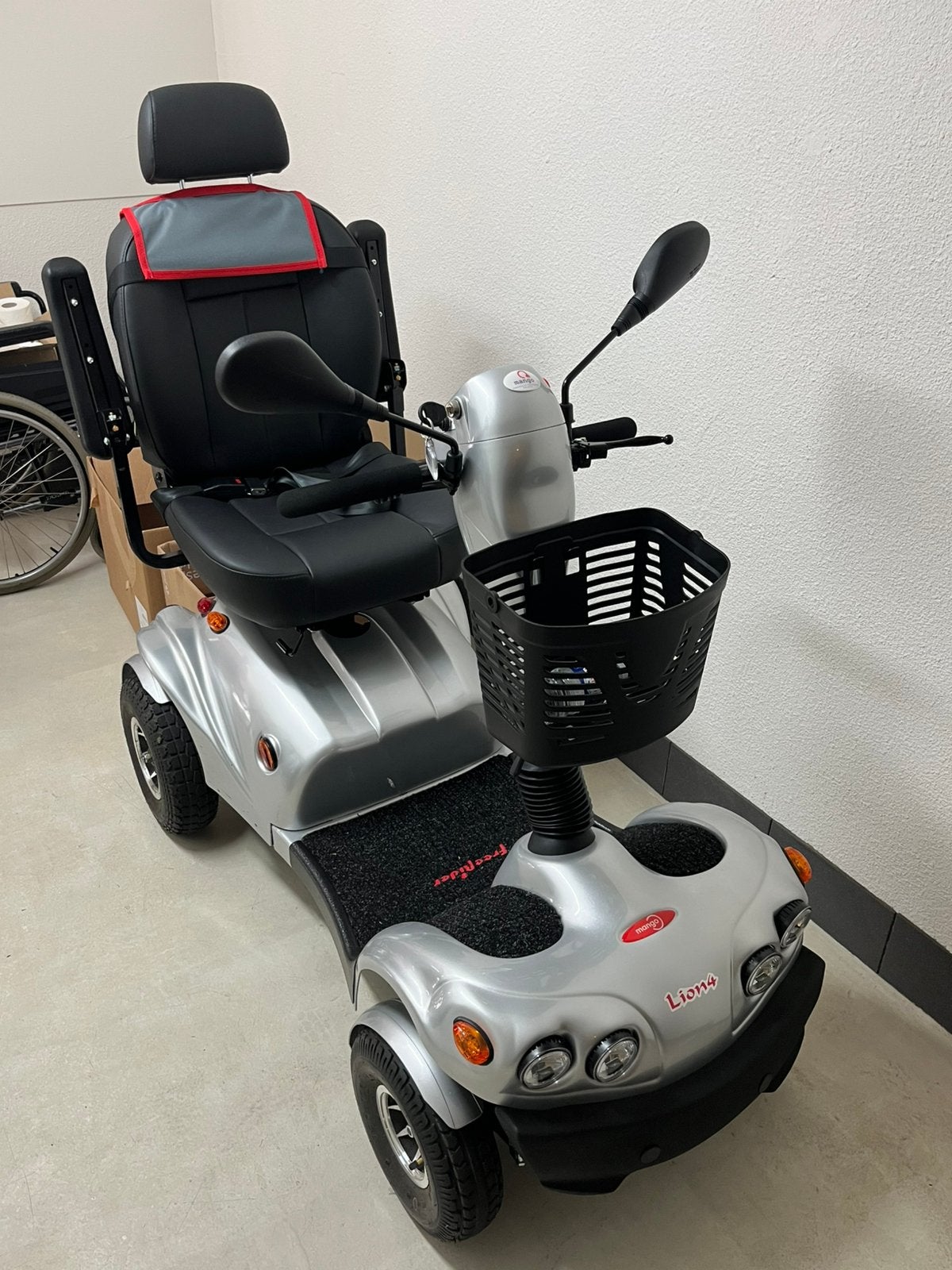 Scootmobiel Lion 4, Ophalen, Zo goed als nieuw, 16 km/u of meer, Mango