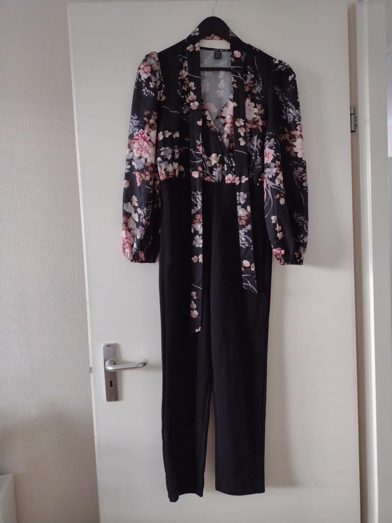 Zwarte jumpsuit met bloemmotief - Shein, Maat 38/40 (M), Zwart, Ophalen of Verzenden, Zo goed als nieuw