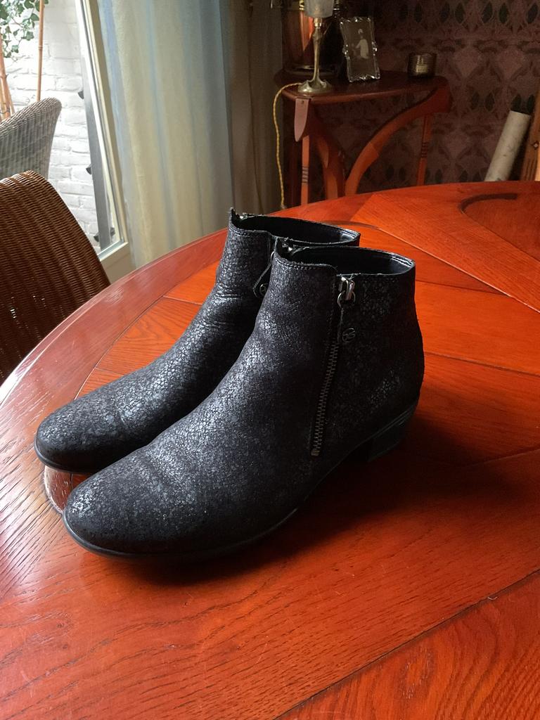 HELE MOOIE ZWARTE ENKELLAARSJES HARTJES MT 7 BREEDTE G, Kleding | Dames, Schoenen, Zwart, Lage of Enkellaarzen, Ophalen of Verzenden