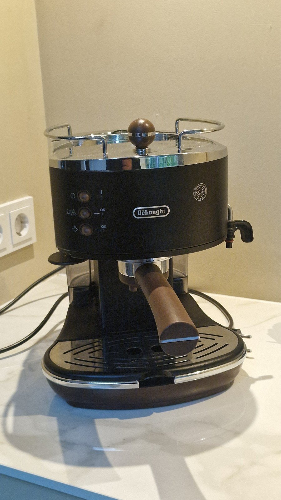 De'Longhi espressomachine - in goede staat, Ophalen of Verzenden, Gebruikt, Espresso apparaat, Afneembaar waterreservoir