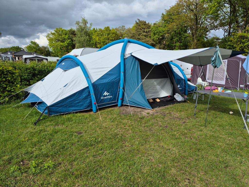 Quechua Opblaasbare Fresh&Black Tent 4 slaapkamers 8 pers., Ophalen, Zo goed als nieuw, Meer dan 6