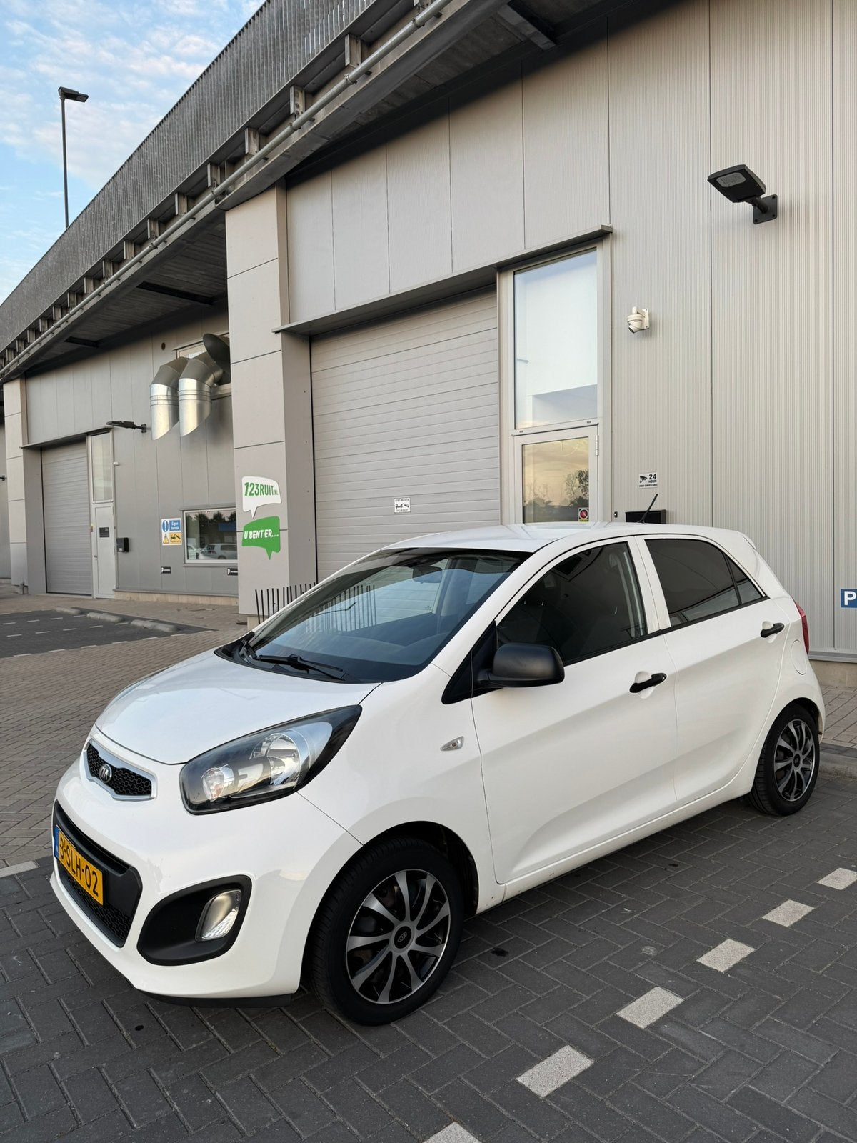 Kia Picanto 1.0 Cvvt 5-DRS 2013 Wit, Auto's, Voorwielaandrijving, 400 kg, Wit, Origineel Nederlands