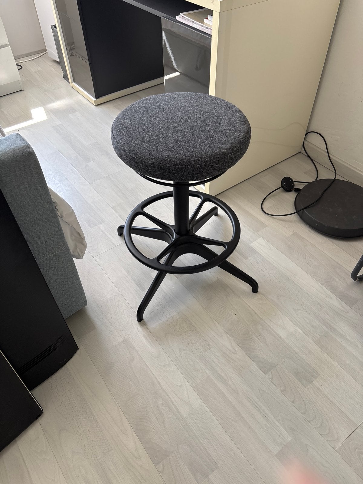 IKEA Kruk in hoogte verstelbaar, grijs gestoffeerd, Huis en Inrichting, Krukjes, Ophalen, In hoogte verstelbaar, Gebruikt, Overige materialen