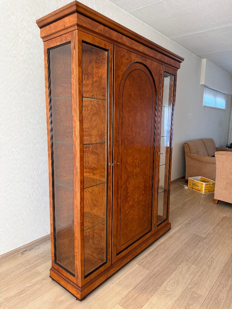 Foto 2 van Mooie wortelnoten vitrinekast