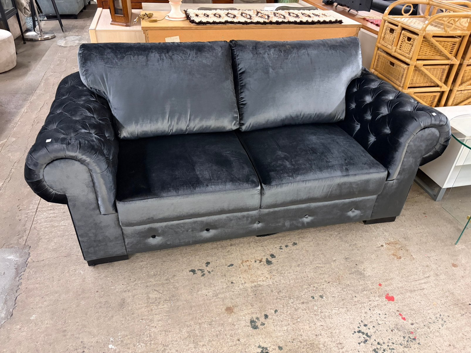 Stijlvolle zwarte chesterfield design velours 2 zits bank, Ophalen, ., Tweepersoons, 75 tot 100 cm