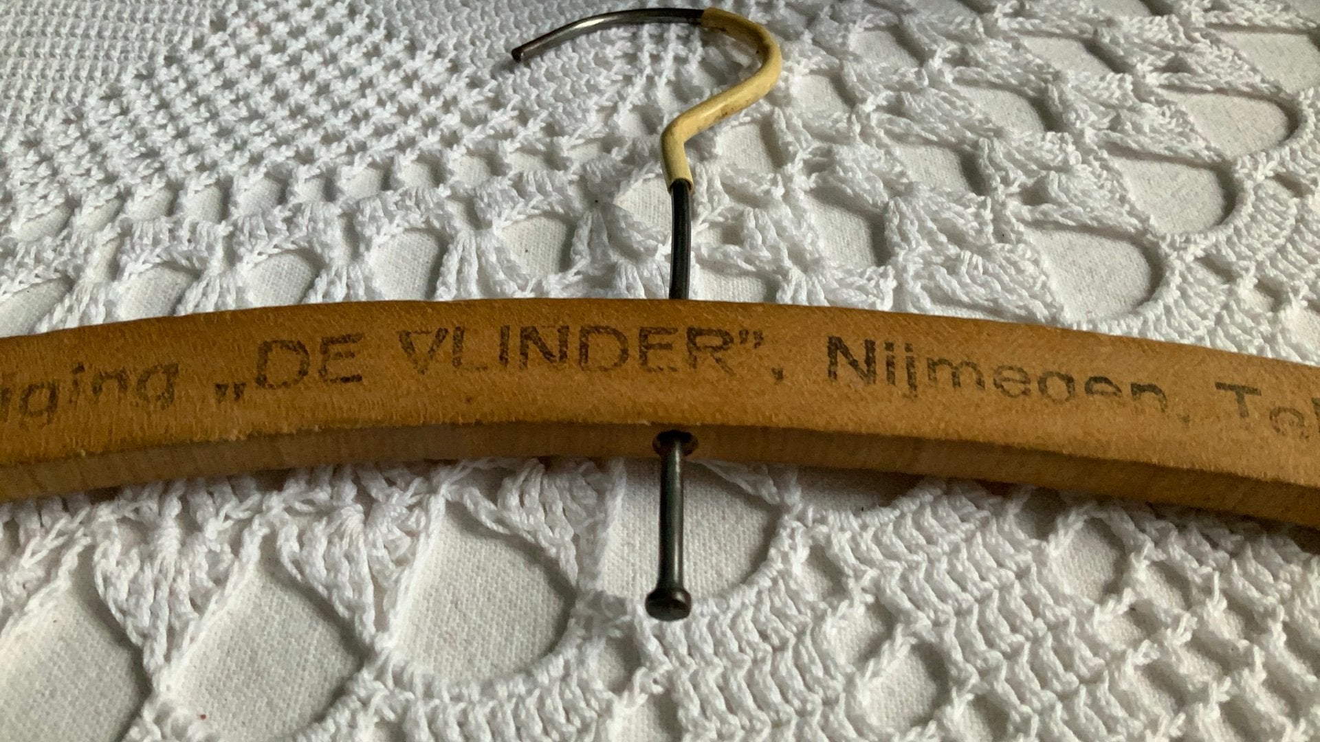 Oude houten reclame kledinghanger “De Vlinder” Nijmegen, Ophalen of Verzenden