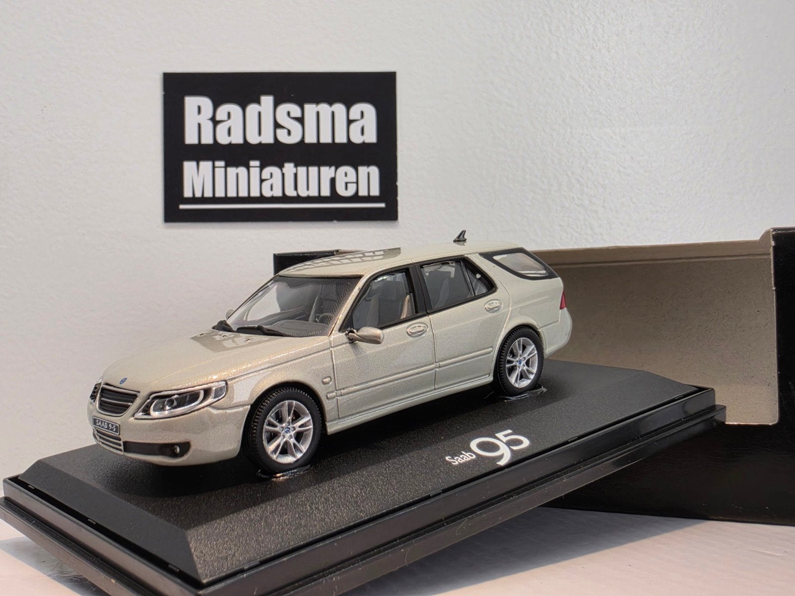 Saab 9-5 Aero SportCombi - Beige - 1:43 Motorart, Hobby en Vrije tijd, Overige merken, Auto, Ophalen of Verzenden, Zo goed als nieuw