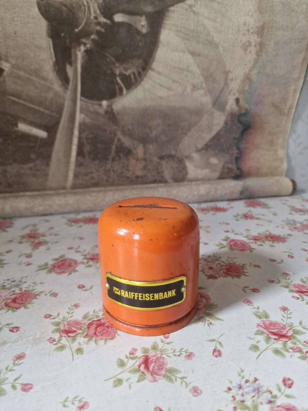 Oud oranje metalen spaarpot raiffeisenbank, Verzamelen, Spaarpotten, Ophalen of Verzenden, Gebruikt, Metaal of Blik, Overige thema's