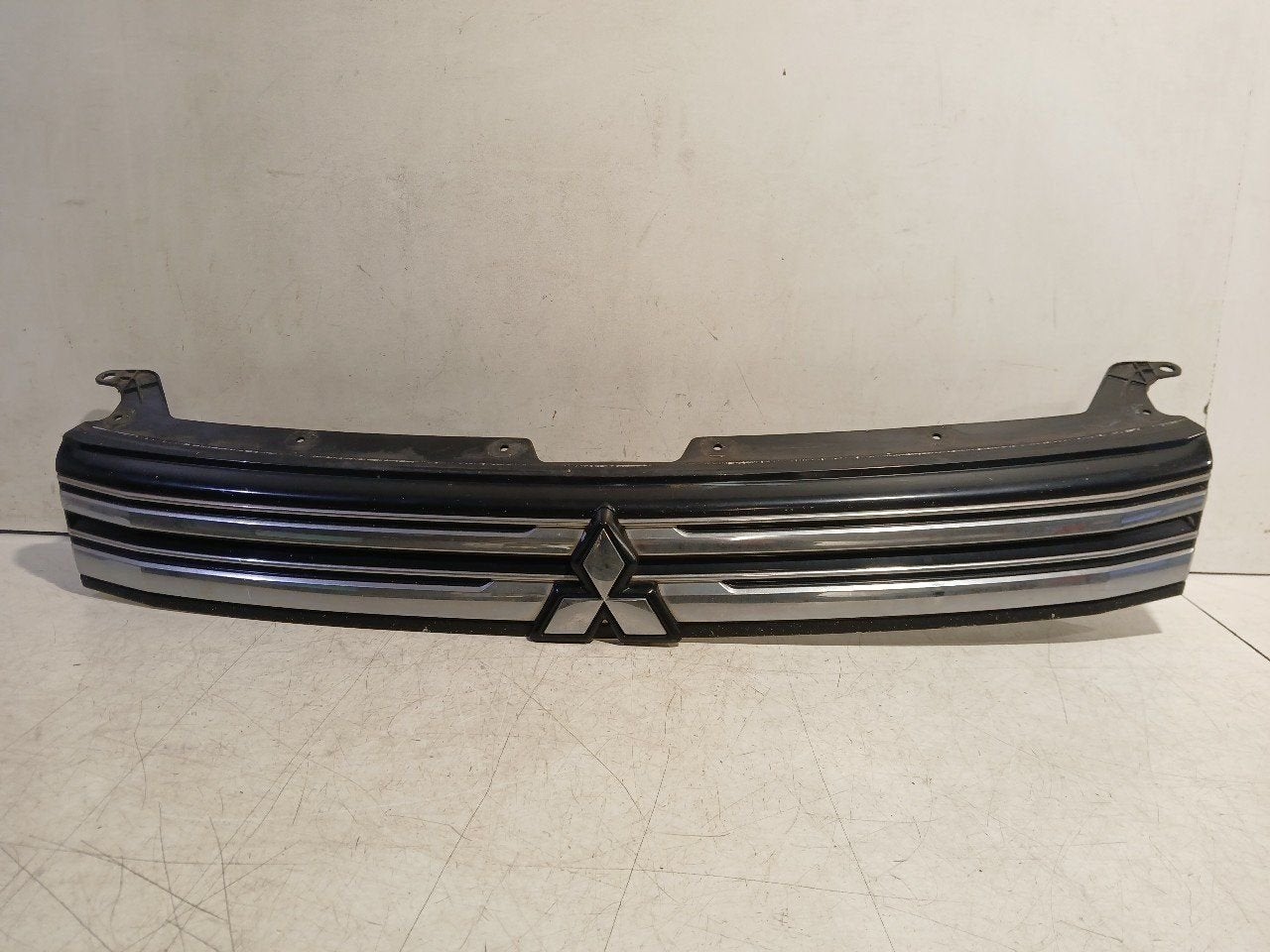 Grille Mitsubishi Outlander, Onderdelen@venauto.nl, Van der Ven Autorecycling B.V., Gebruikt, Ettenseweg 76, 4706 PB Roosendaal, The Netherlands