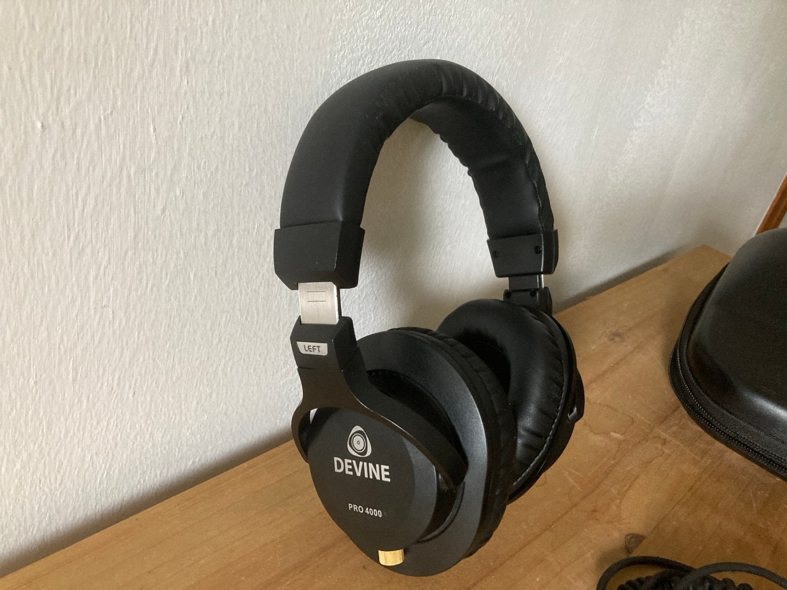 Devine PRO 4000 Over-ear Koptelefoon met Draagtas, Audio, Tv en Foto, Koptelefoons, Overige merken, Ophalen of Verzenden, Zo goed als nieuw