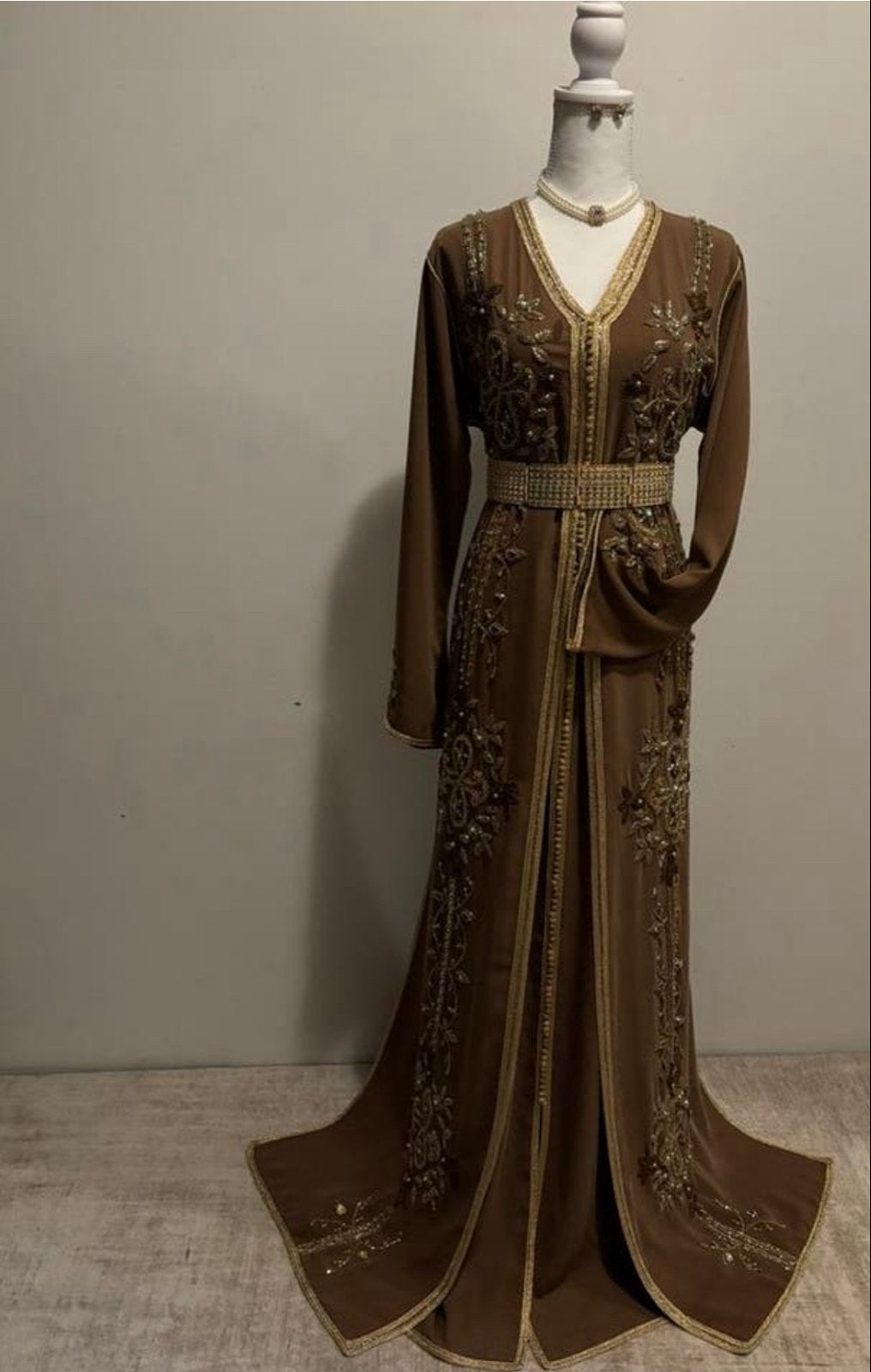 Marokkaanse Kaftan - Bruin met Gouden Borduurwerk te HUUR, Bruin, Zo goed als nieuw, Onder de knie, Ophalen