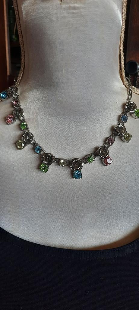 Vintage  ketting  met roosjes en Swarovski kristal., Ophalen of Verzenden, Zo goed als nieuw, Overige materialen, Met kristal