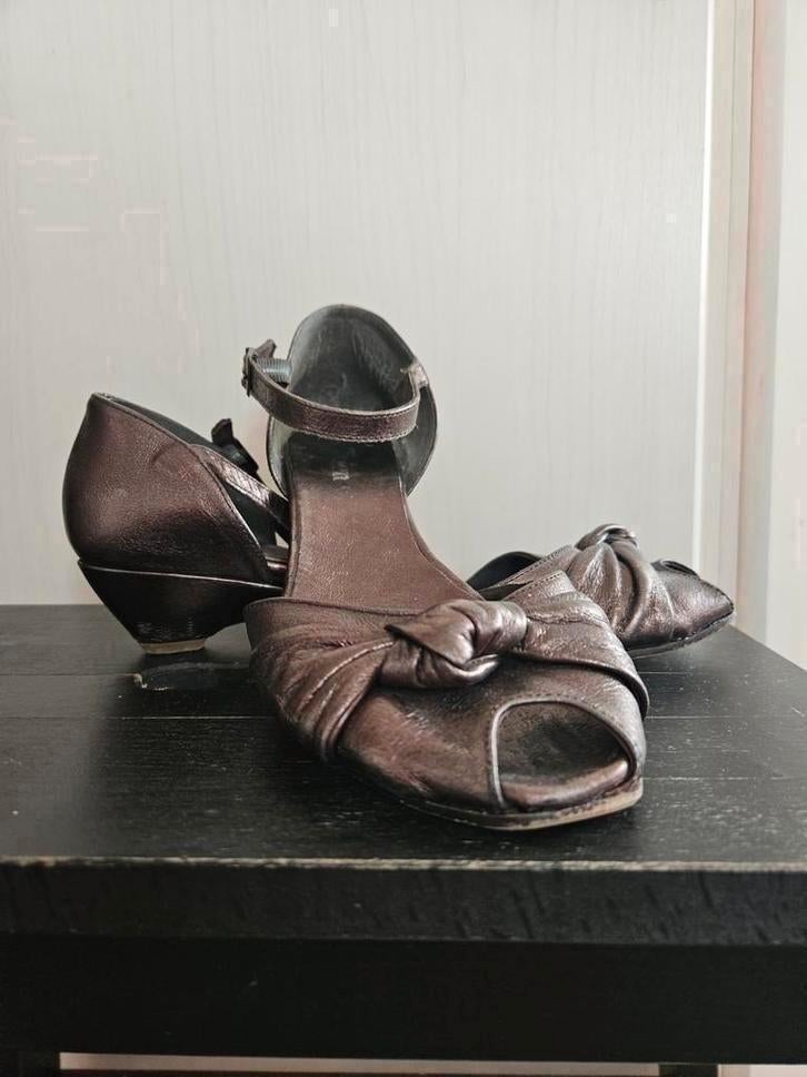 Schattige tiptoe sandaaltjes met klein hakje bruin brons 38, Ophalen of Verzenden, Gedragen
