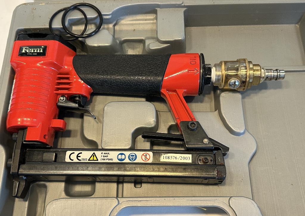 Ferm tacker op lucht nietmachine in koffer#v#, Ophalen, Gebruikt