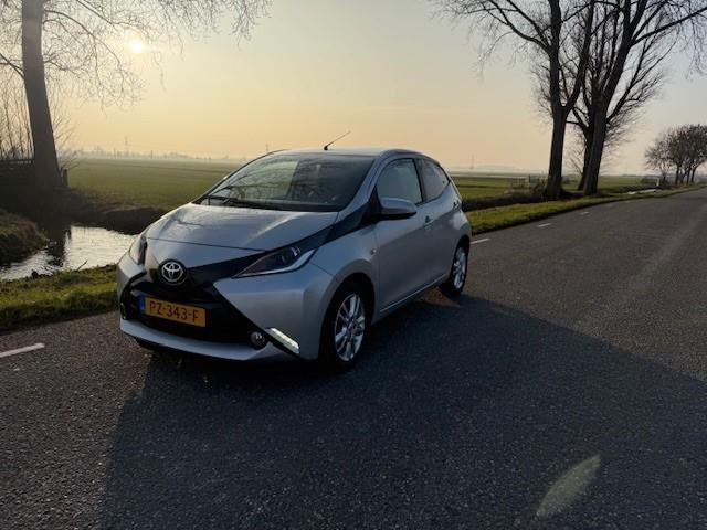 Toyota Aygo 1.0 Vvt-i 69pk 5D X-shift 2017 Grijs, Auto's, Toyota, 4 stoelen, USB, Origineel Nederlands, 24 km/l