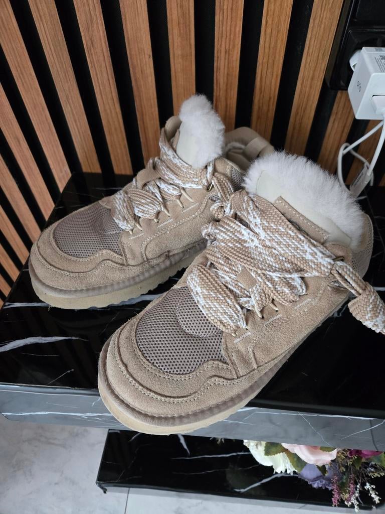 Mooie beige UGG instappers 39, UGG, Ophalen of Verzenden, Zo goed als nieuw, Instappers